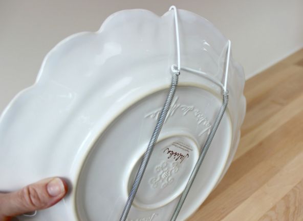 Как повесить декоративные тарелки на стену: крепление, держатель без гводей своими руками